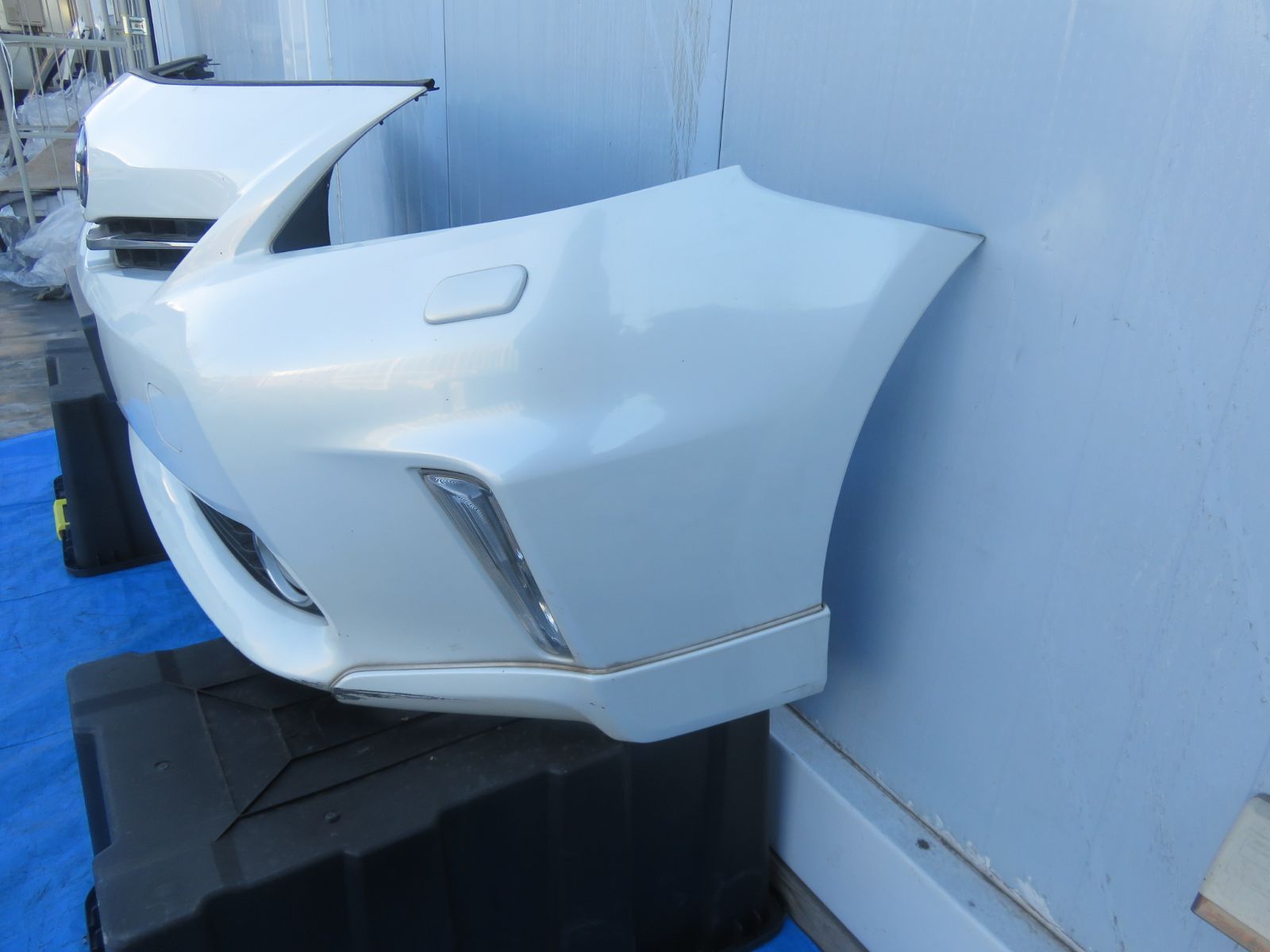 ZVW40W ZVW41W 前期 プリウスα 純正フロントバンパー 白色番070 ☆SFC3953/プリウスα ZVW40W ZVW41W 前期 純正 フロントバンパー 070