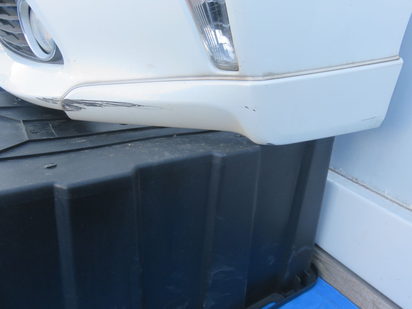 ZVW40W ZVW41W 前期 プリウスα 純正フロントバンパー 白色番070 ☆SFC3953/プリウスα ZVW40W ZVW41W 前期 純正 フロントバンパー 070