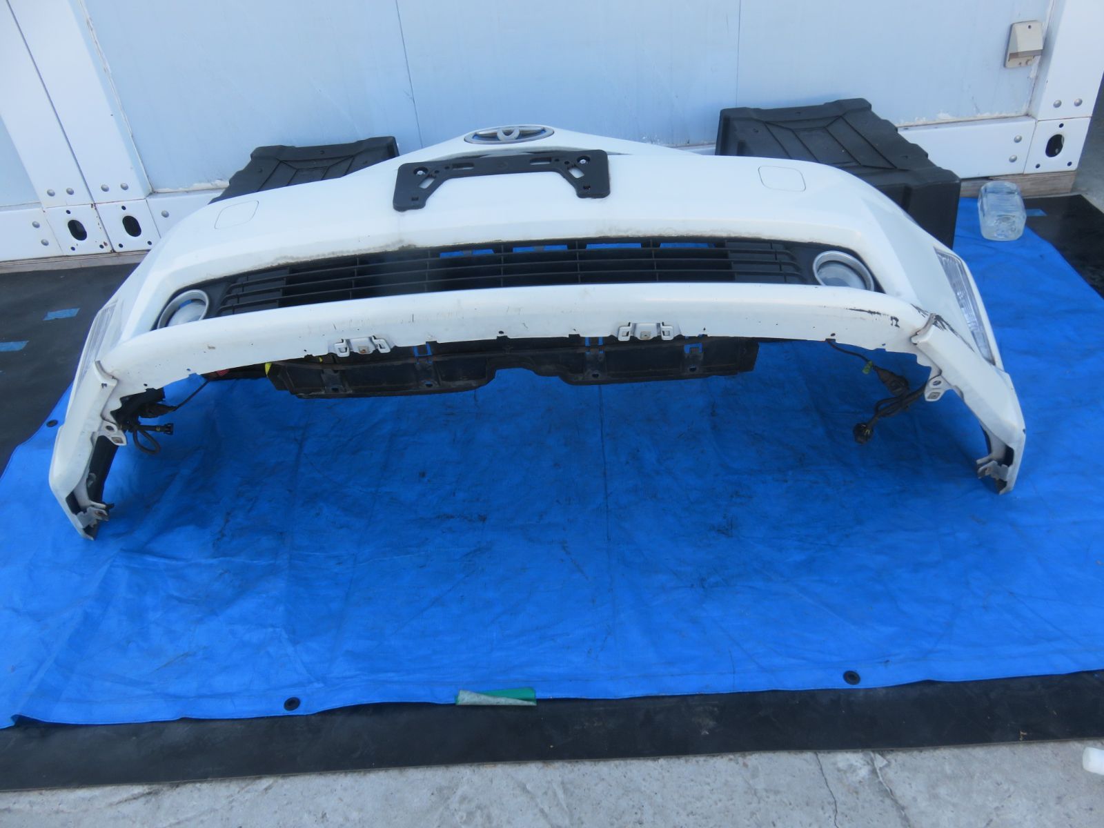 ZVW40W ZVW41W 前期 プリウスα 純正フロントバンパー 白色番070 ☆SFC3953/プリウスα ZVW40W ZVW41W 前期 純正 フロントバンパー 070