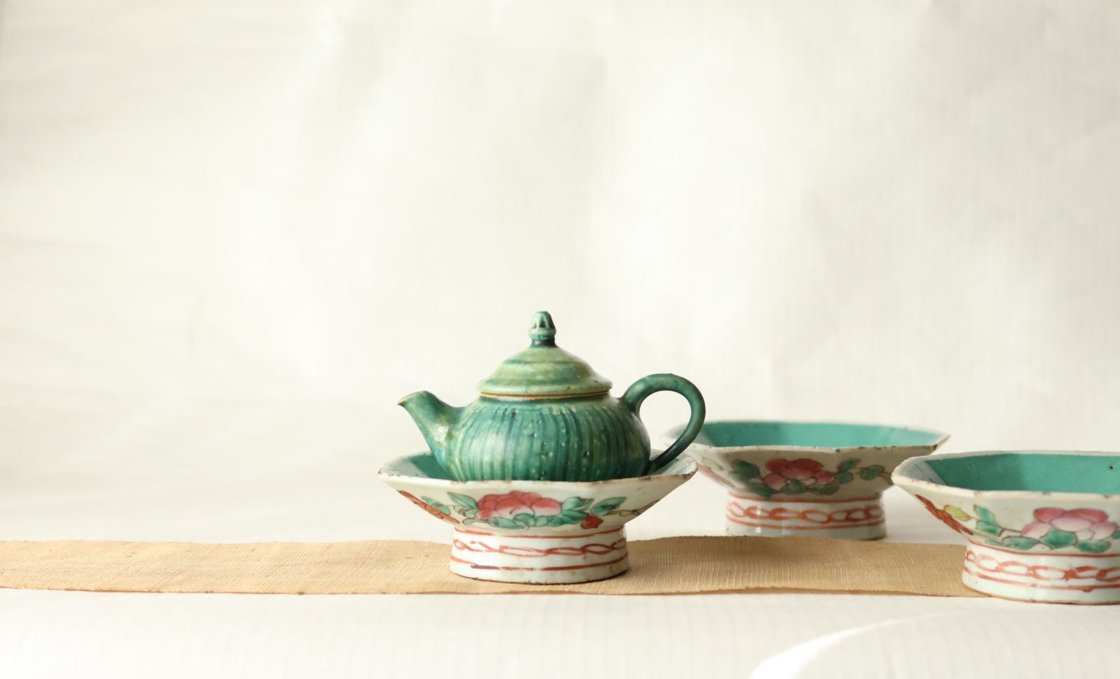 中国美術 松石緑釉粉八角高台皿 中国19-20世紀 骨董（茶壷はイメージ