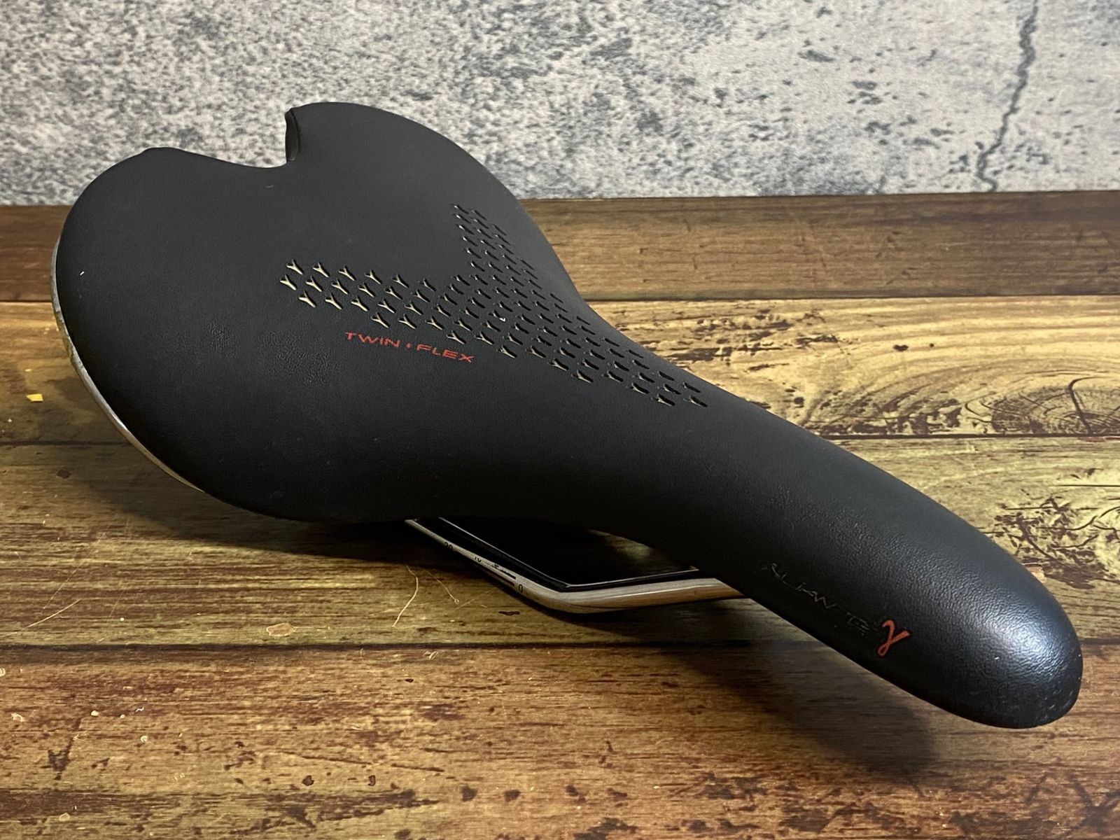 JQ427 フィジーク fizik アリアンテ ALIANTE γ サドル K:iumレール 黒