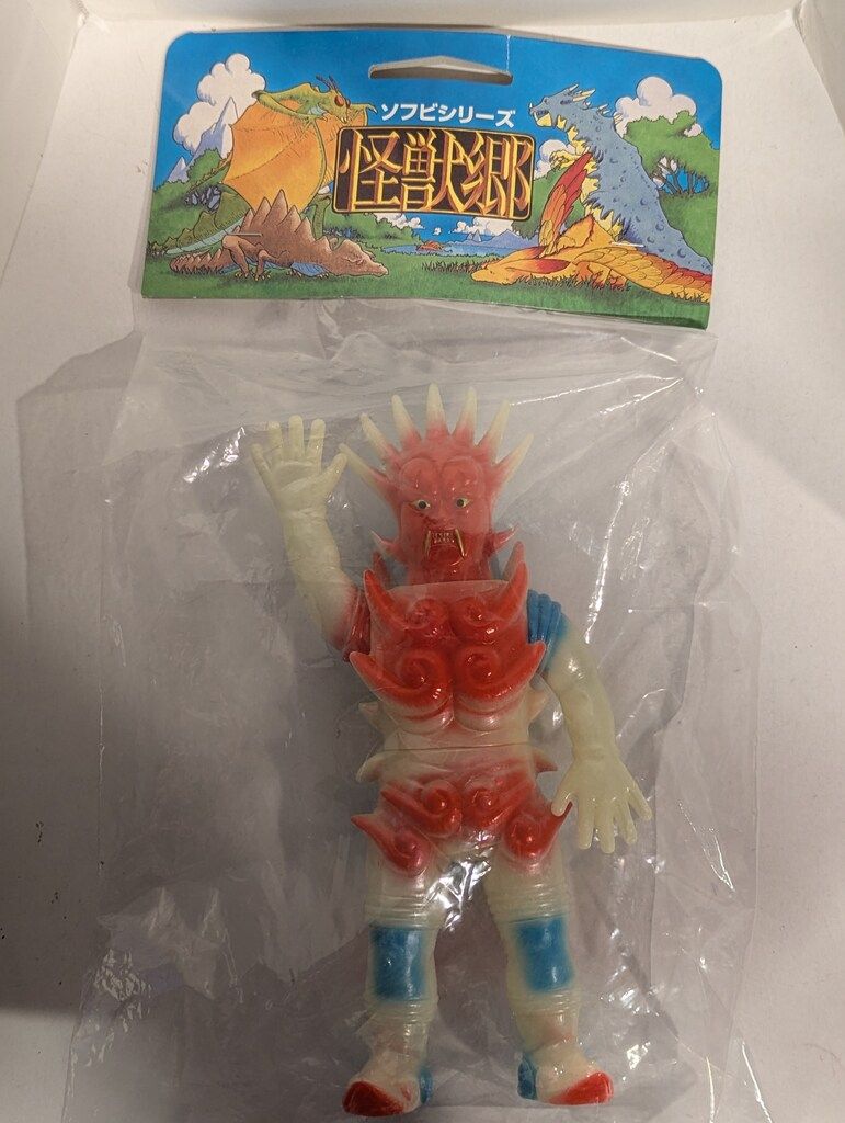 怪獣郷　ヤプール　蓄光　未開封 やまなや 怪獣郷 アシュラン 蓄光成型/赤/青 - メルカリ