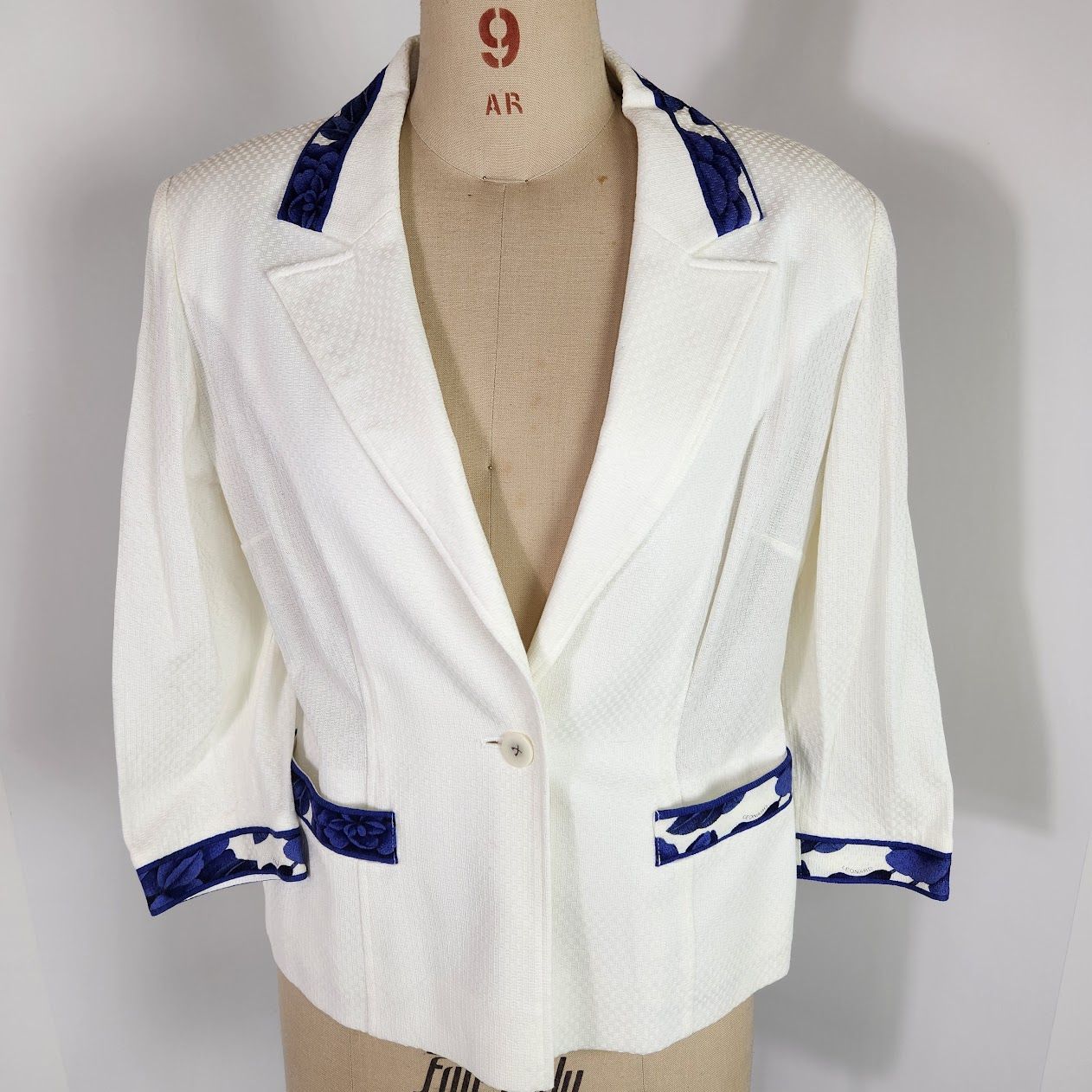 極美品 LEONARD レオナール フラワー釦モチーフ 1Bトリム ジャケット LEONARD（テーラードジャケット）のフリマアイテム一覧