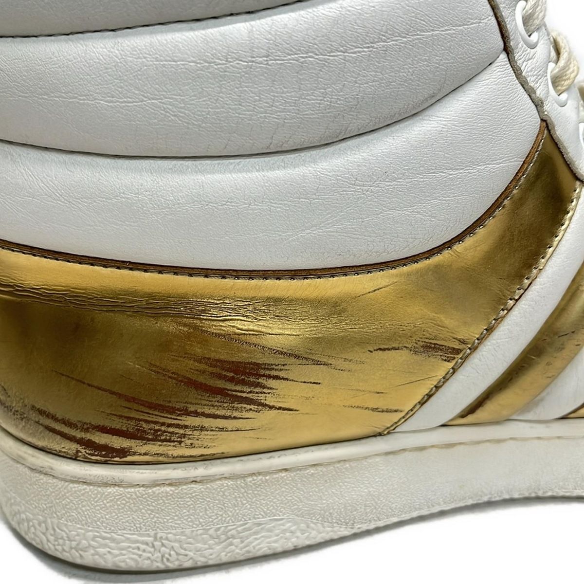 ✨美品✨GUCCI グッチ　ハイカットスニーカー メタリックレザー　ゴールド GUCCI(グッチ) スニーカー 8 1/2 C メンズ - 368494 白×ゴールド