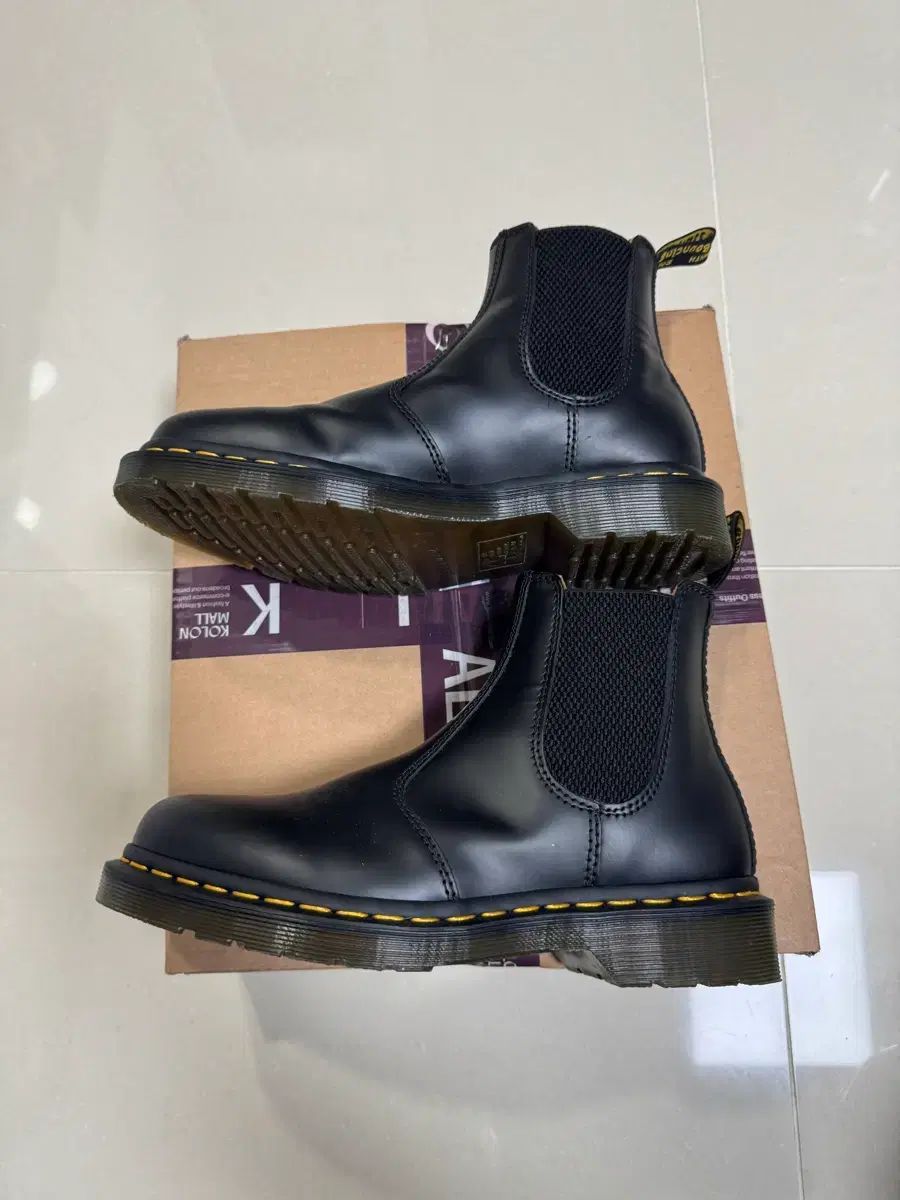 DR. MARTENS ドクターマーチン チェルシーブーツ 240