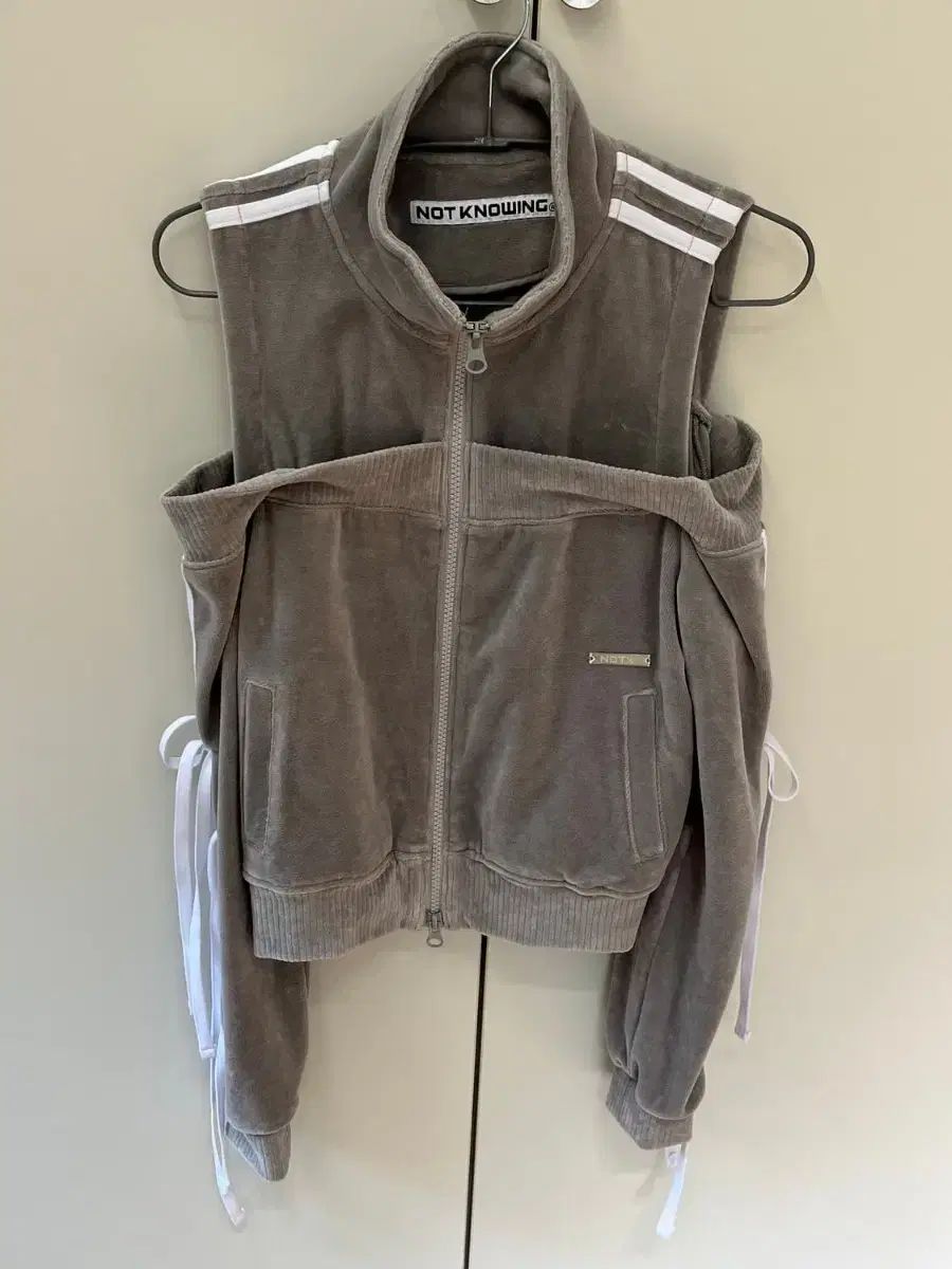 ウォニョン WONYOUNG チャンウォニョン 着用 NOT KNOWING ツアーベルベット オフショルダー ジャージ