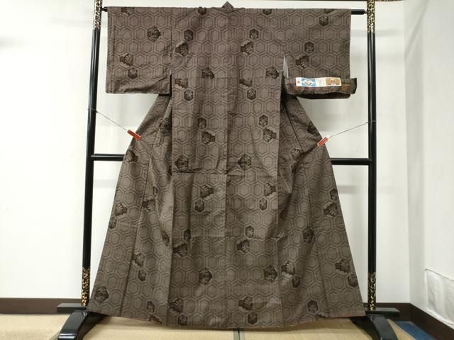 平和屋着物●本場大島紬 7マルキ 泥染め 亀甲草花文 尚田隆光作 証紙付き 正絹 ♥ yc