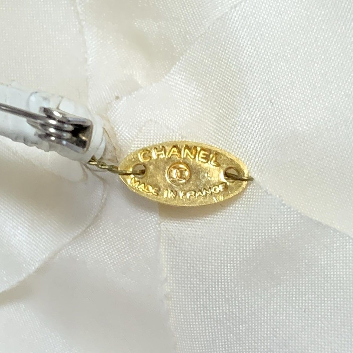 CHANEL(シャネル) コサージュ カメリア アイボリー×シルバー - メルカリ