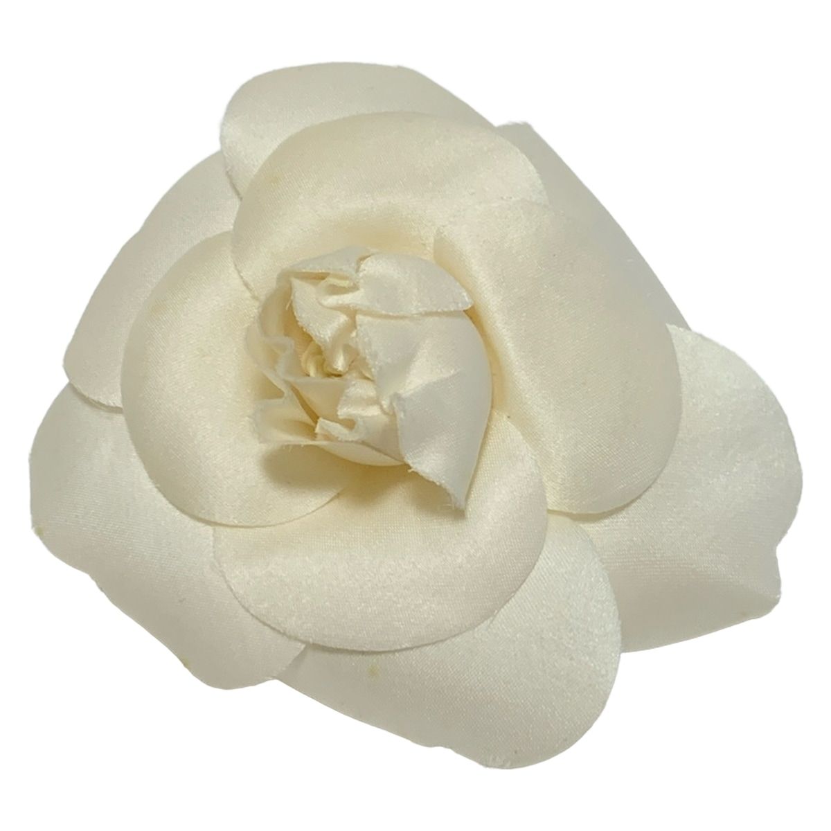 CHANEL シャネル　コサージュ CHANEL(シャネル) コサージュ カメリア アイボリー×シルバー - メルカリ