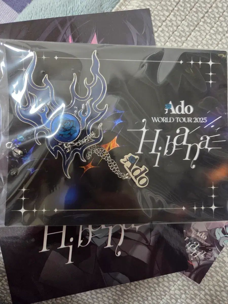 Ado アートワールドツアー 2025 Hibana 記念キーホルダー ブローチ