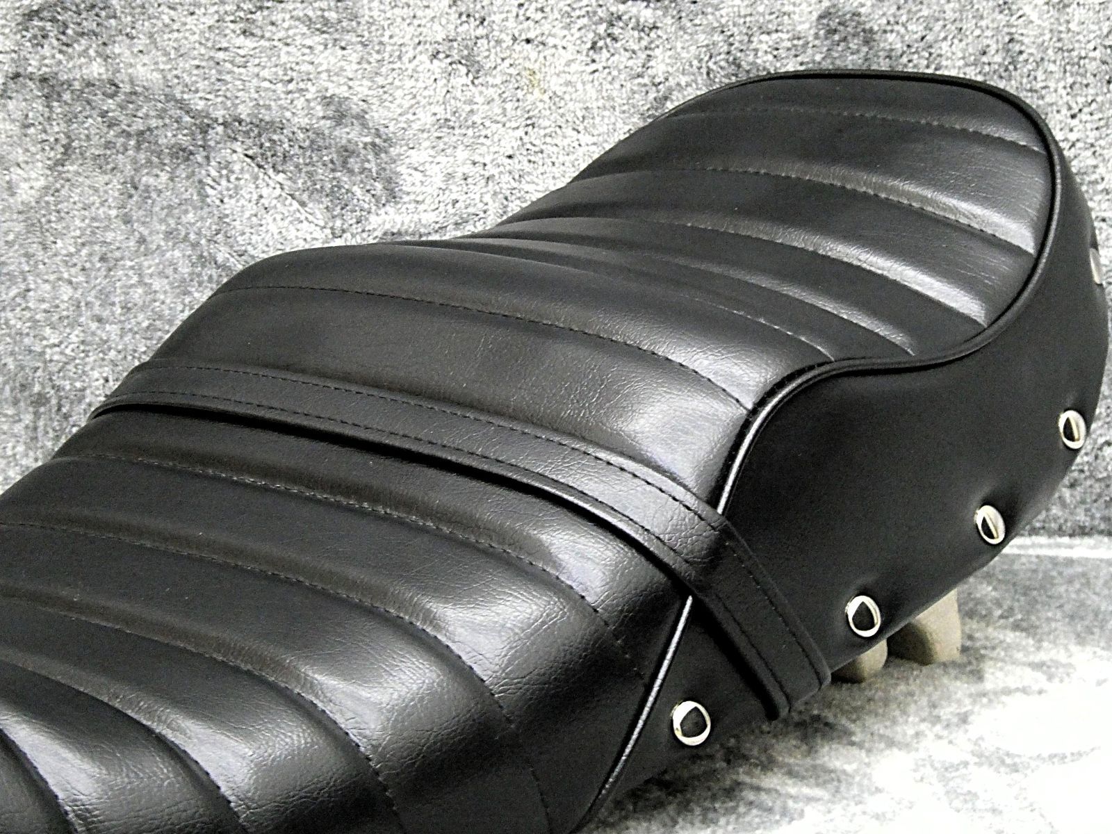 ジェイド250 鋲打ち 黒皮 タックロールシート/完成品BLACKブラックJADE