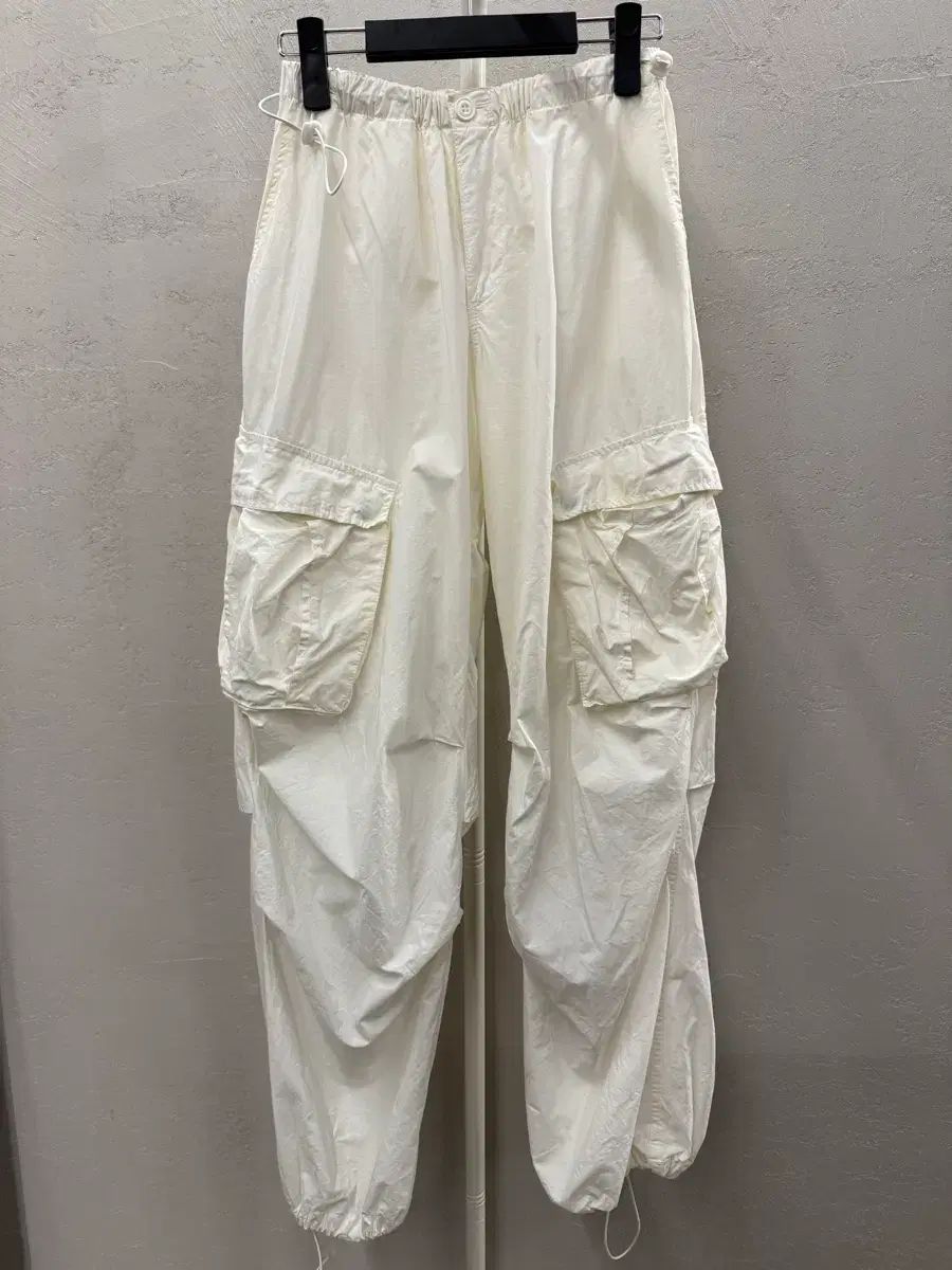 as if calie エズイフキャリー パラシュート カーゴ パンツ 白