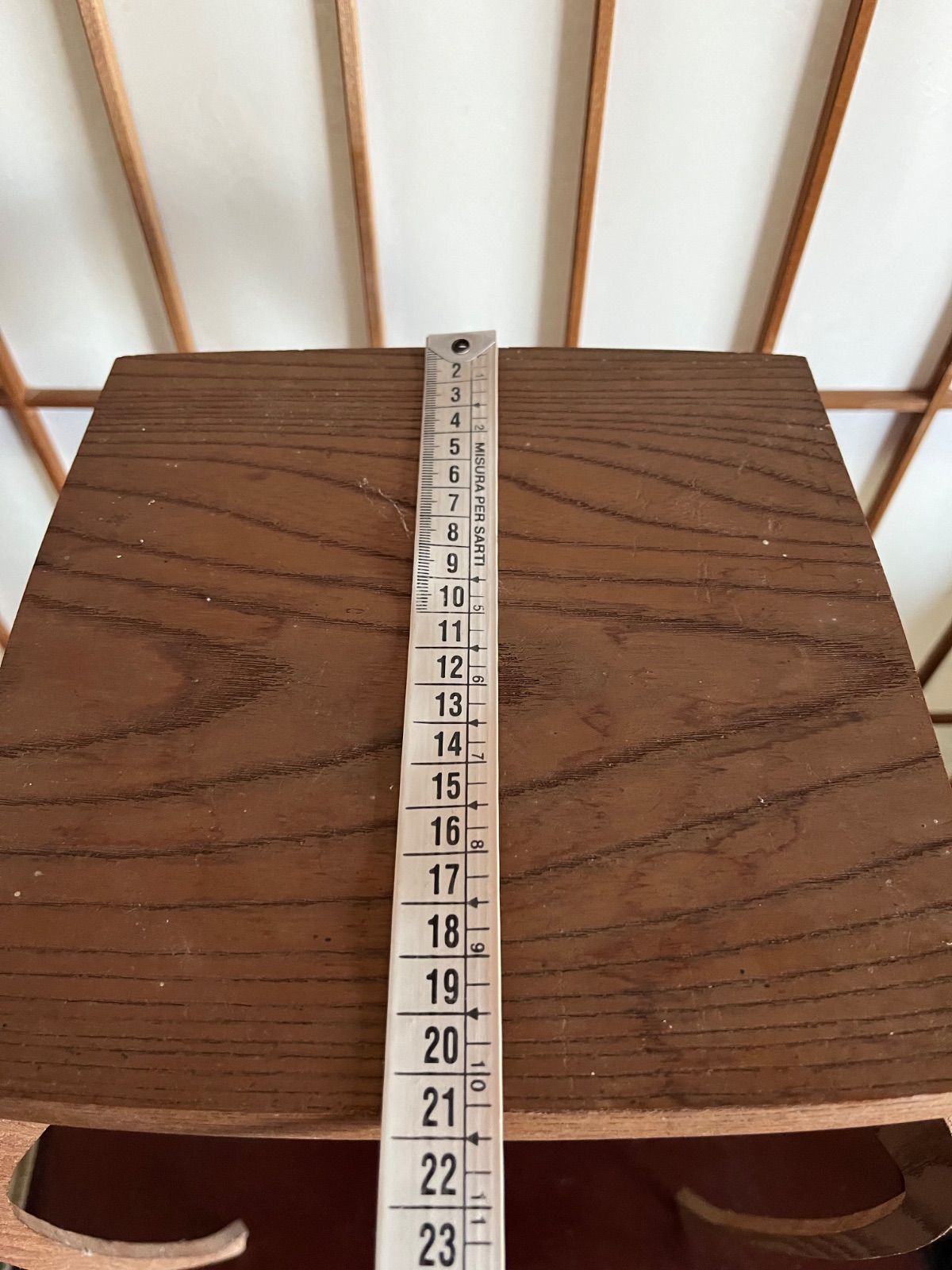 すらりと曲線を描く花台