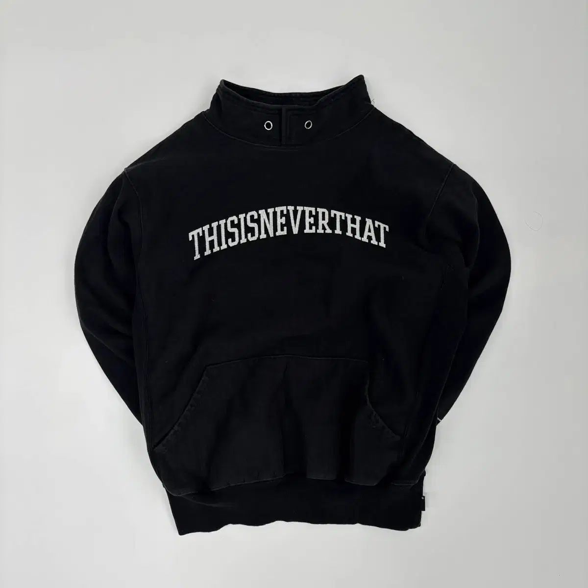 thisisneverthat(ディスイズネバーザット) Tロゴ アーチ ブラック