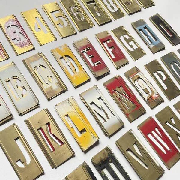 ビンテージ 英数字 ステンシル 2インチ 真鍮製プレート 144ピースセット 2 5 cm アルファベット DIY アメカジ ミリタリー D 128