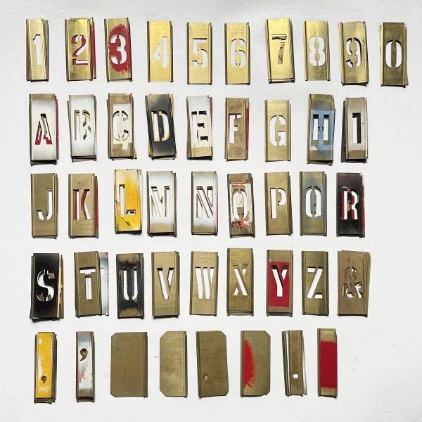 ビンテージ 英数字 ステンシル 2インチ 真鍮製プレート 144ピースセット 2.5 cm アルファベット DIY アメカジ ミリタリー D 128