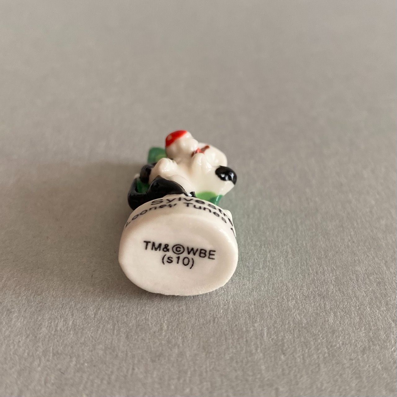 フェーヴ　ベビー・ルーニー・テューンズ　フランス　ミニチュア陶器　f-4362 フェーヴ ベビー・ルーニー・テューンズ フランス ミニチュア陶器 f-4362