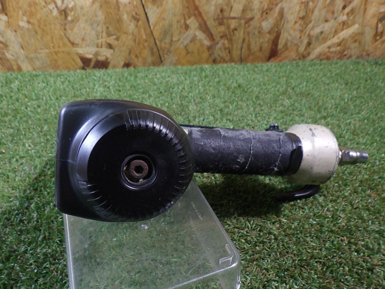 カナヅチ感覚のばら釘打機