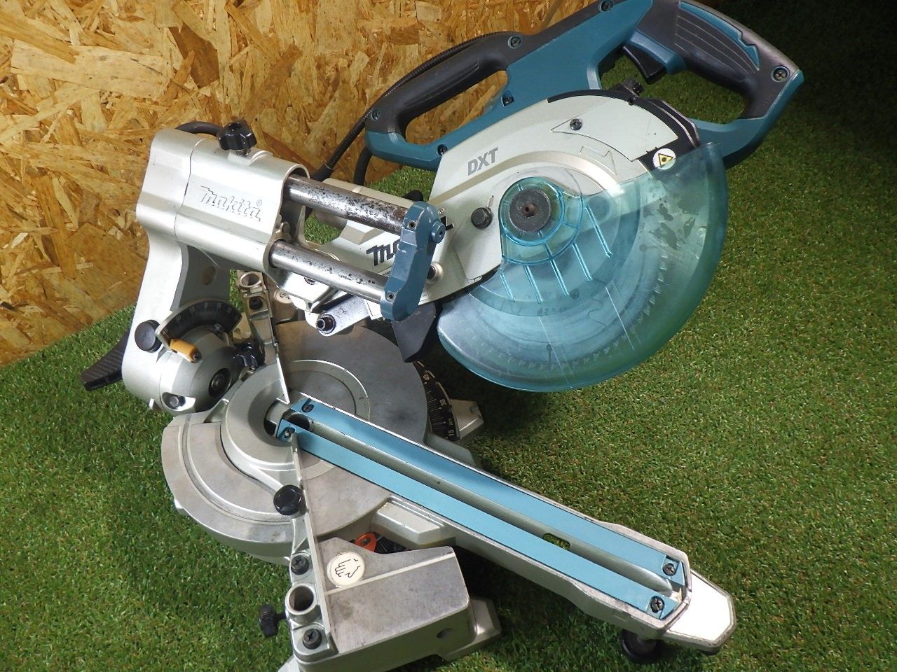 小型軽量ながら312 mm幅を一発切断できる