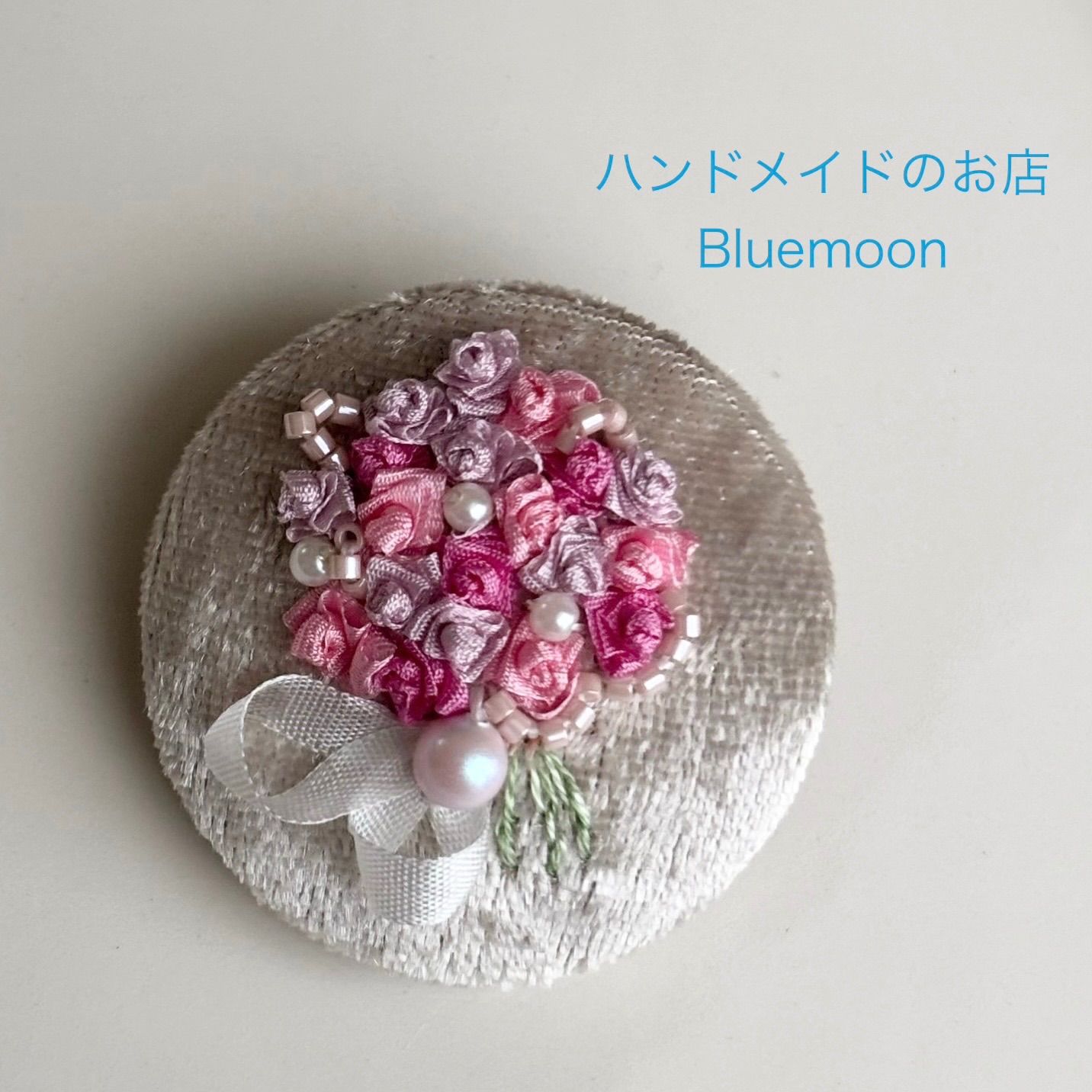 R2 ミニ薔薇のブーケ ブローチ ハンドメイド くるみボタン リボン刺繍