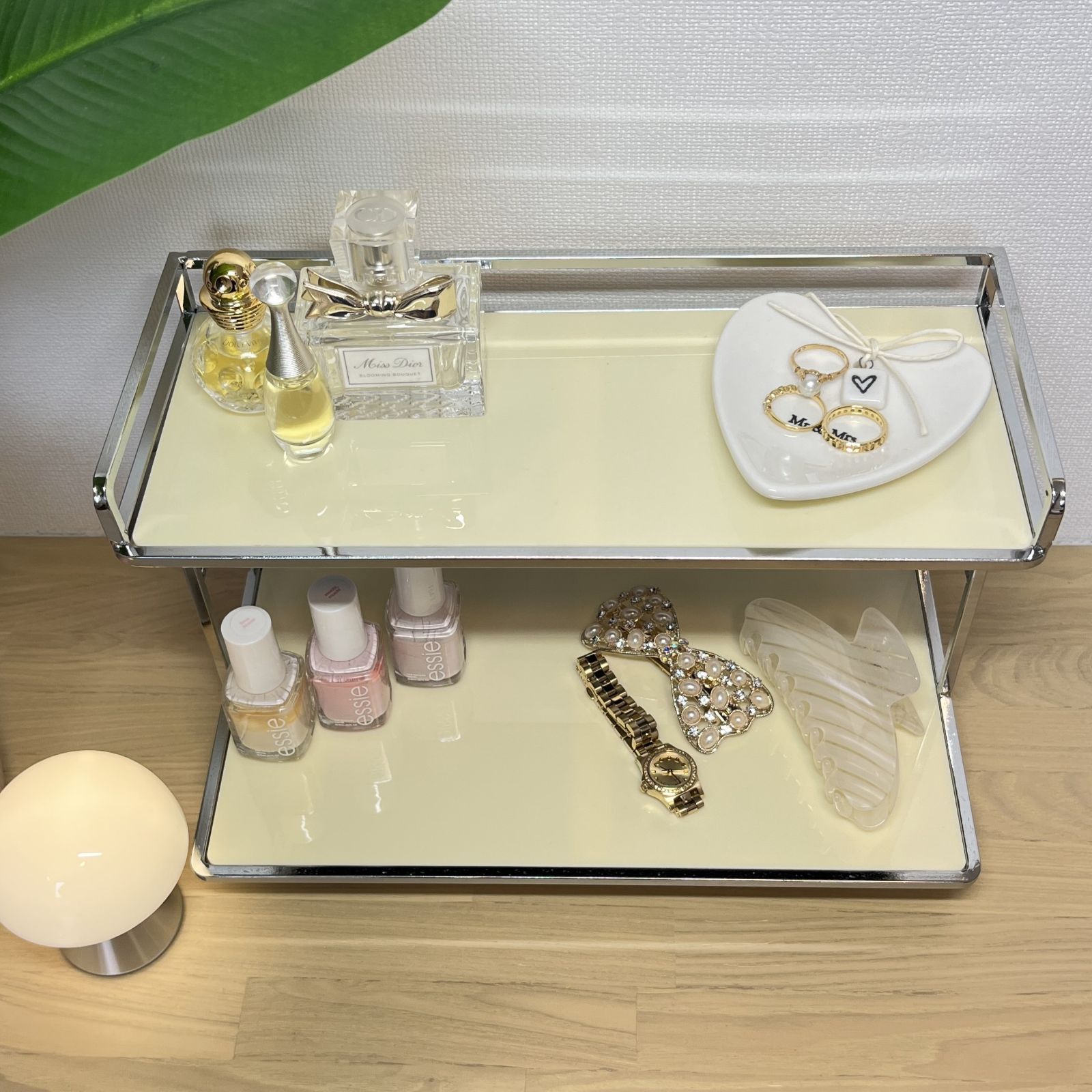 シルバー脚付き2段ディスプレイラック - メルカリ