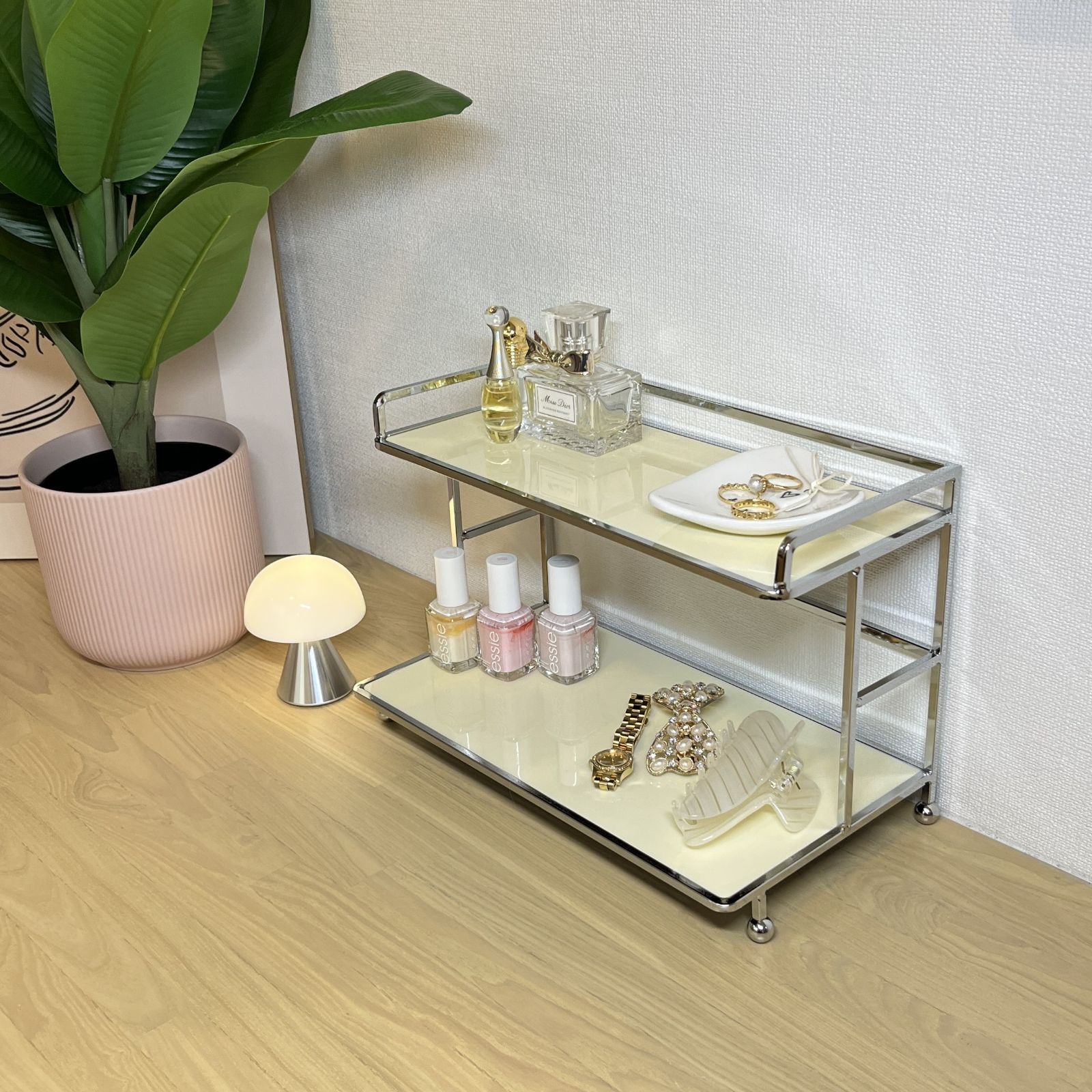 シルバー脚付き2段ディスプレイラック - メルカリ