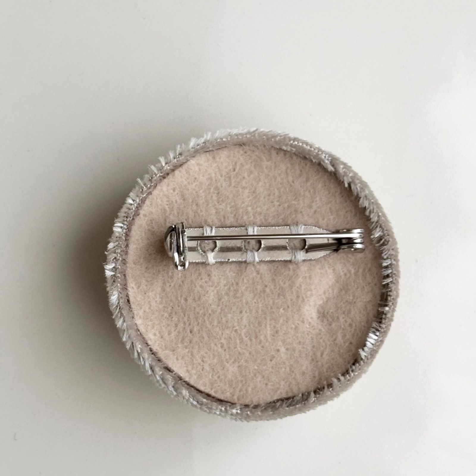 ローズブーケ　リボン刺繍ブローチ　 くるみボタン　ハンドメイド　大きめ ローズブーケ リボン刺繍ブローチ くるみボタン ハンドメイド 大きめ