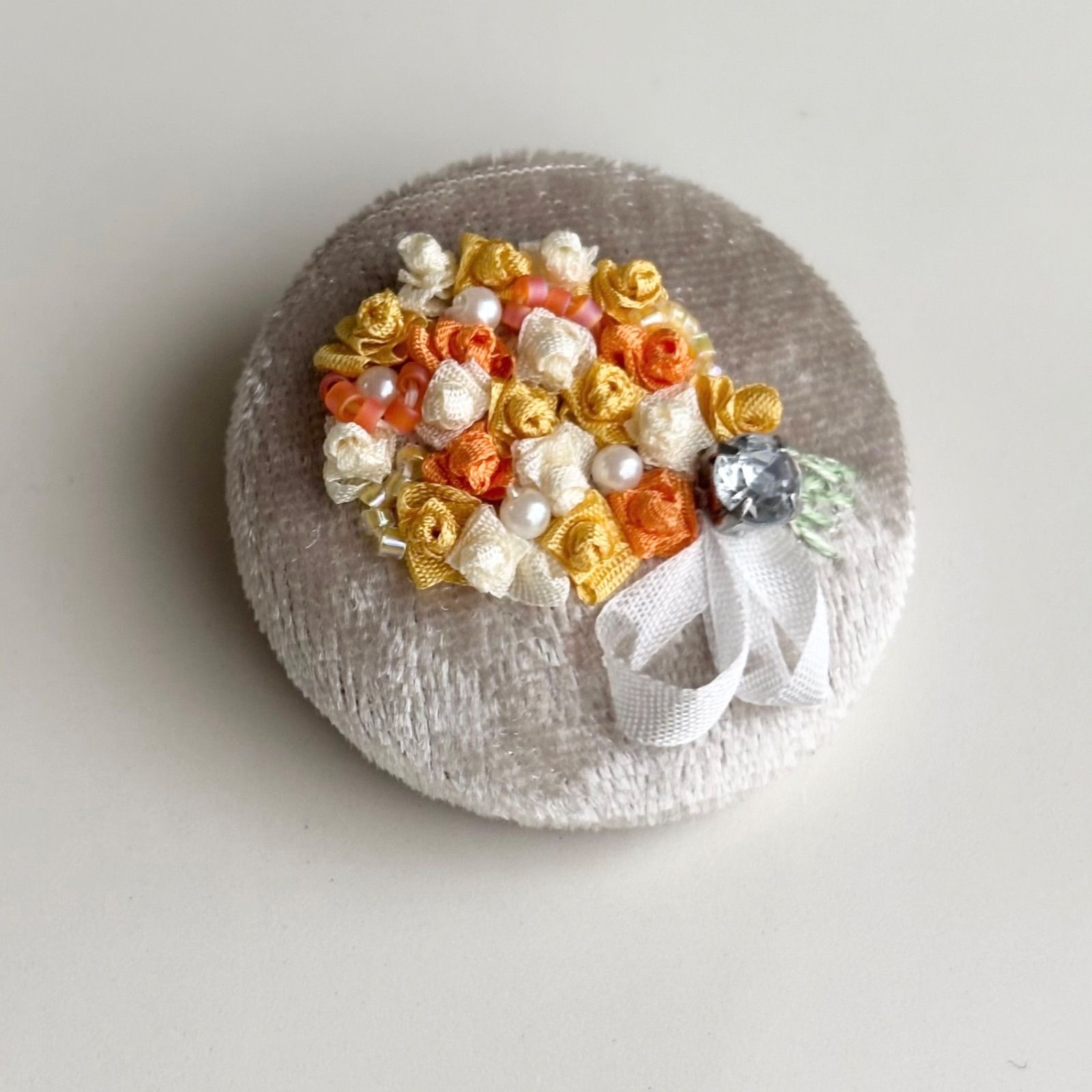 484 刺繍ブローチ＊ハンドメイド 薔薇 カモミール くるみボタン ブローチ 484 刺繍ブローチ＊ハンドメイド 薔薇 カモミール くるみボタン