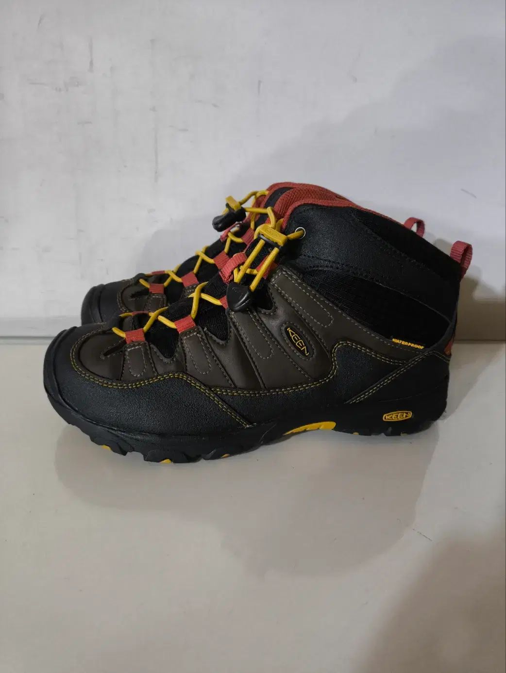 235 mm キーン ミッドハイキングシューズ