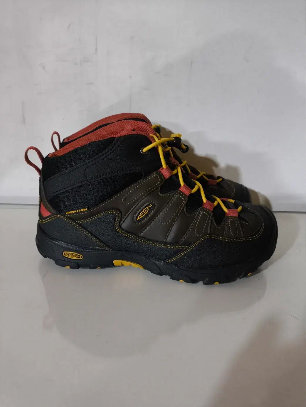 235 mm キーン ミッドハイキングシューズ
