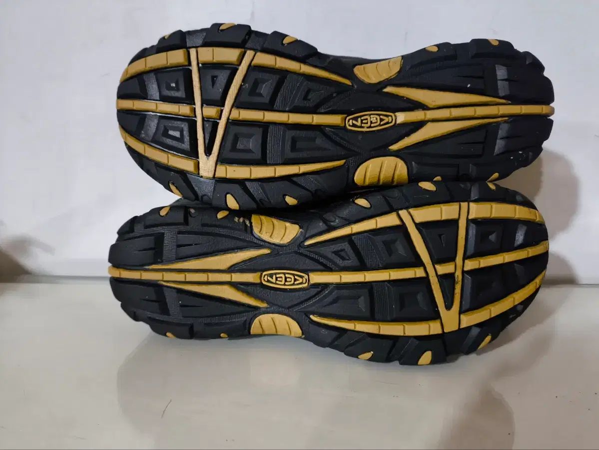  235 mm キーン ミッドハイキングシューズ 登山靴 トレッキングシューズ アウトドアシューズ