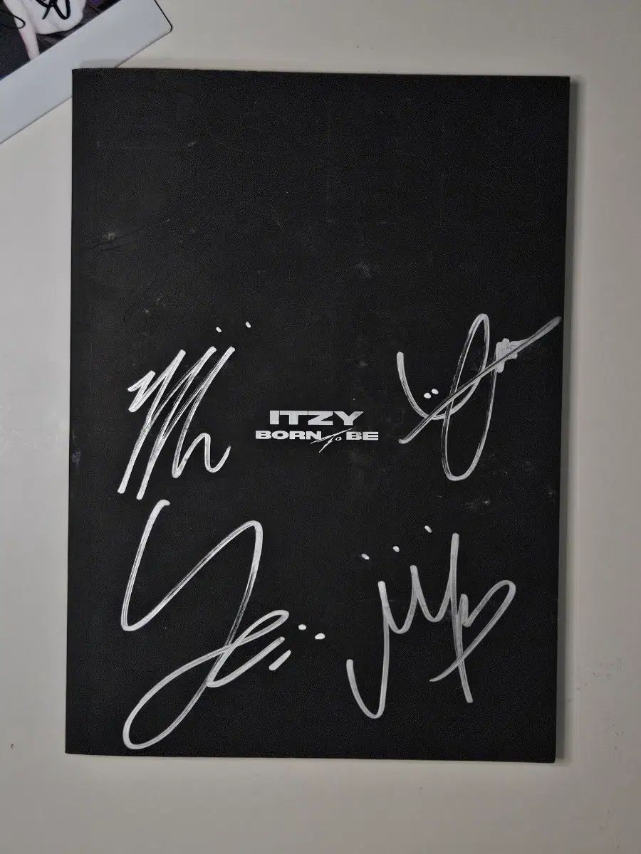 ITZY Born To Be アルバム サイン入り + トレカ 1枚 - メルカリ