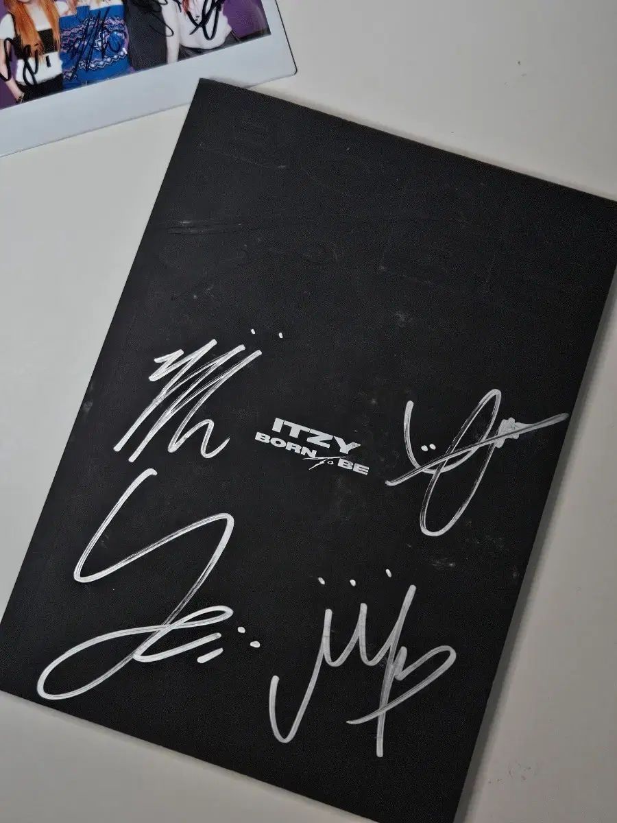 ITZY Born To Be アルバム サイン入り + トレカ 1枚 - メルカリ
