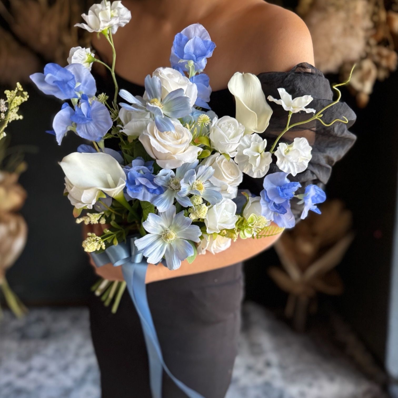 白×ブルークラッチブーケ☆ブートニア 白×ブルーコスモスクラッチブーケ☆ブートニア - メルカリ