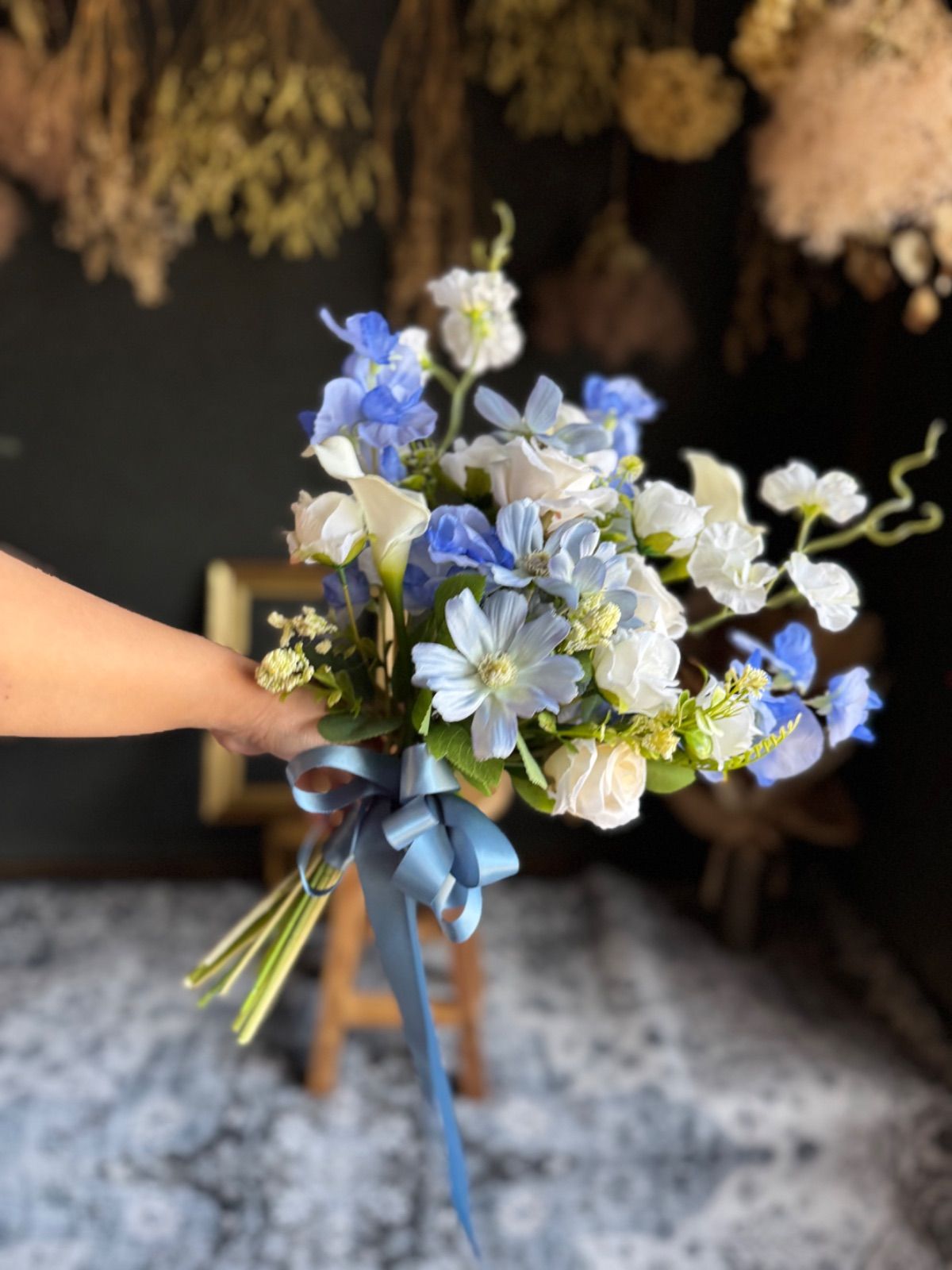 白×ブルーコスモスクラッチブーケ☆ブートニア - メルカリ