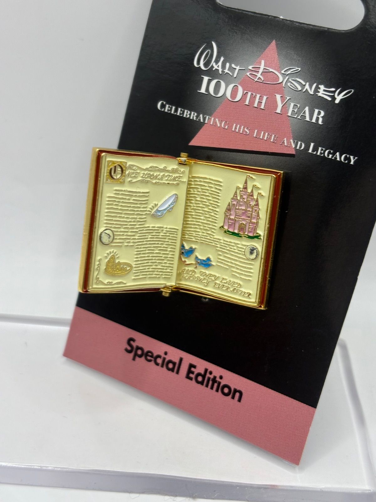 美女と野獣モチーフ ブック型(開きます)ピンバッジ ウォルトディズニー