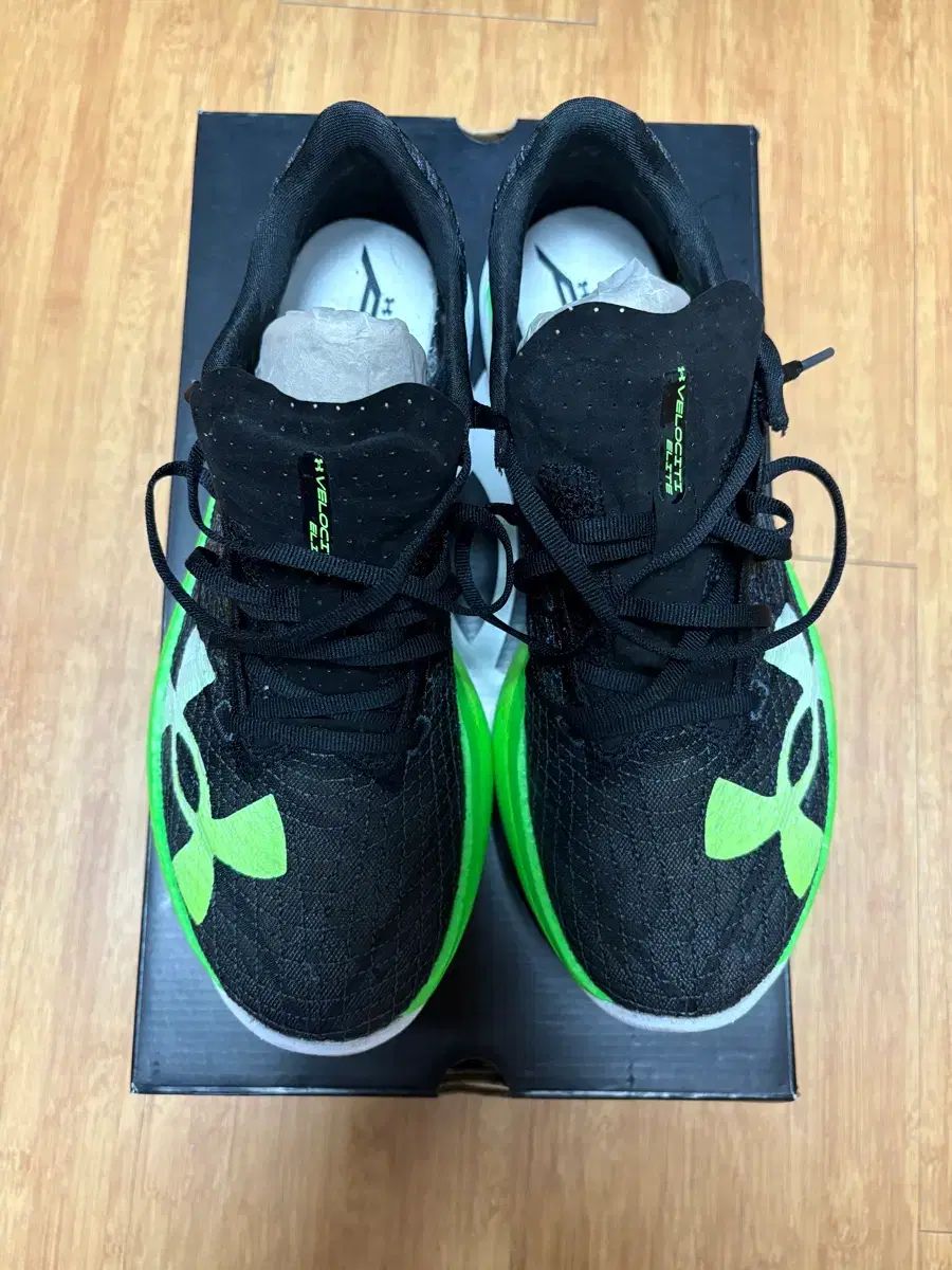 アンダーアーマー カーボン ランニングシューズ