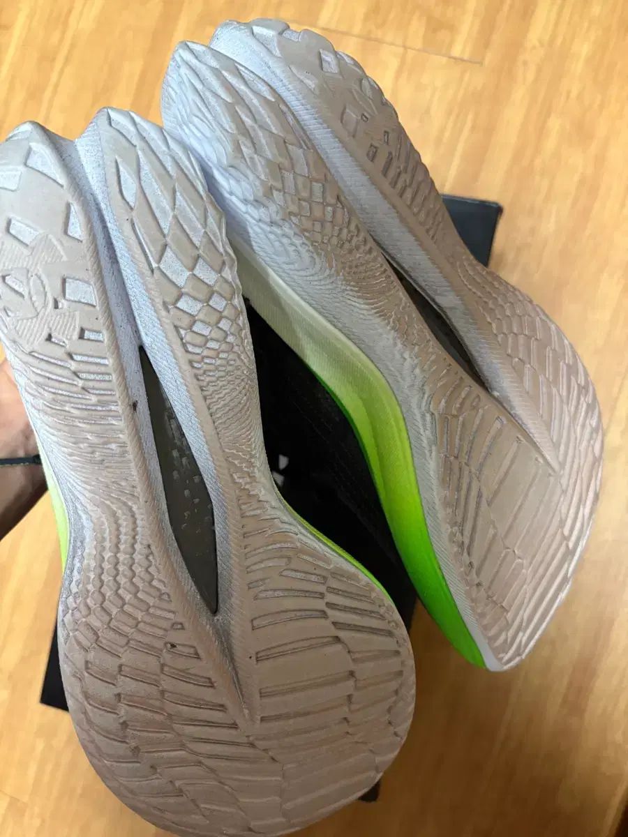 カーボン ランニングシューズ