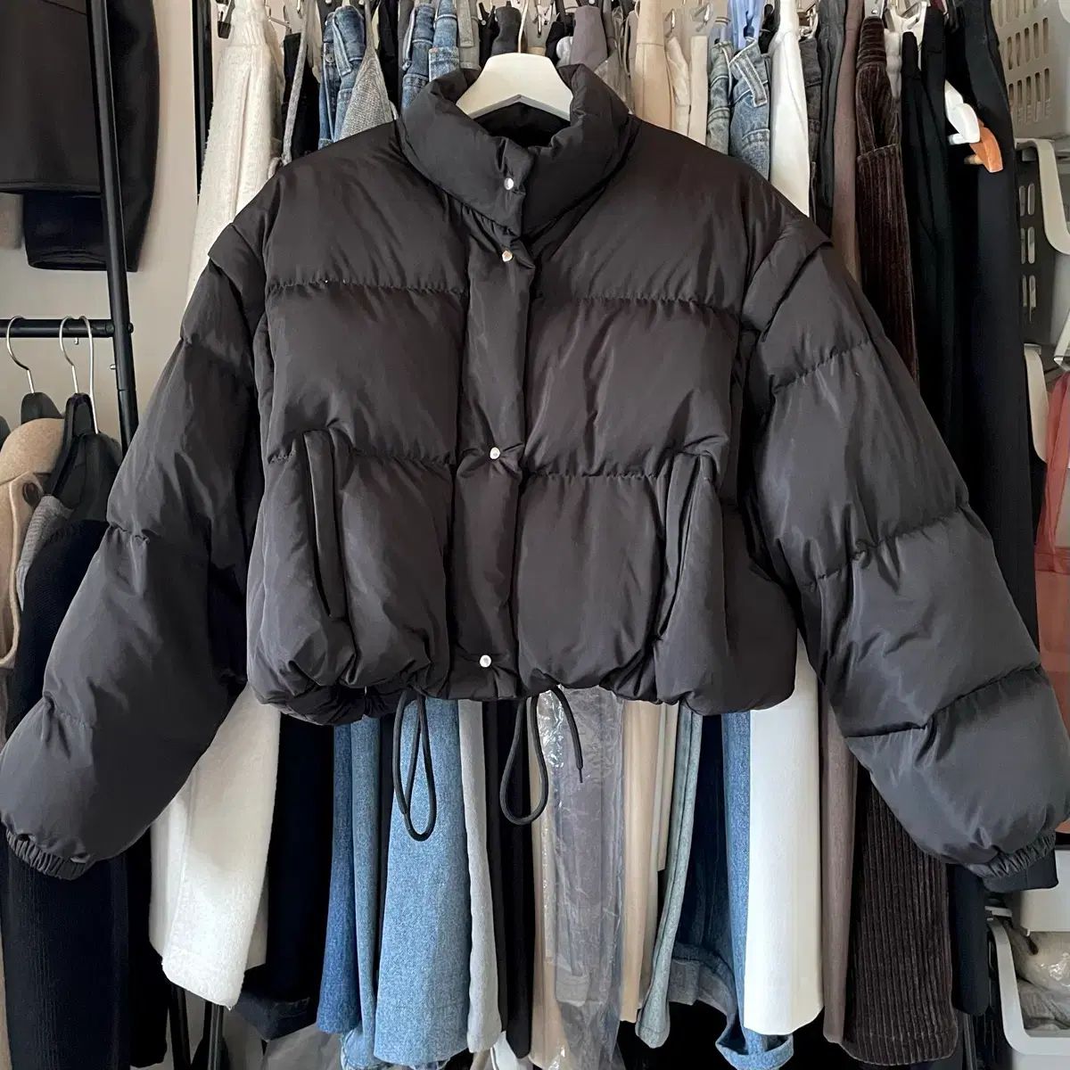 D2ブランドのブラッククロップドダウン