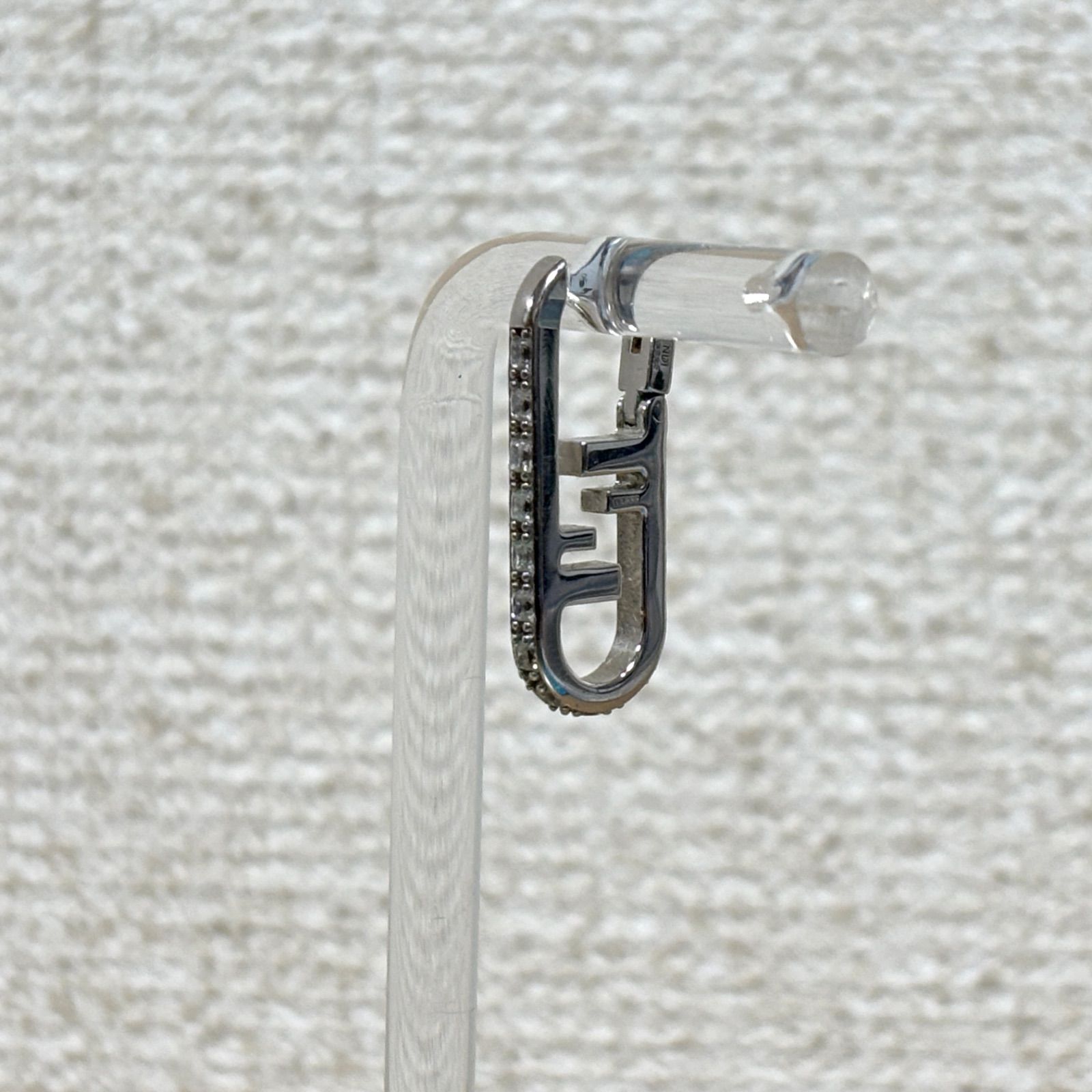 ロゴピアス 片耳のみ