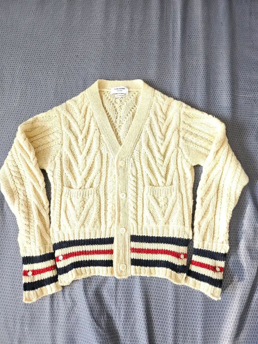 THOM BROWNE トム・ブラウン アイルランド製ケーブル編みカーディガン THOM BROWNE トム・ブラウン アイルランド製ケーブル編みカーディガン