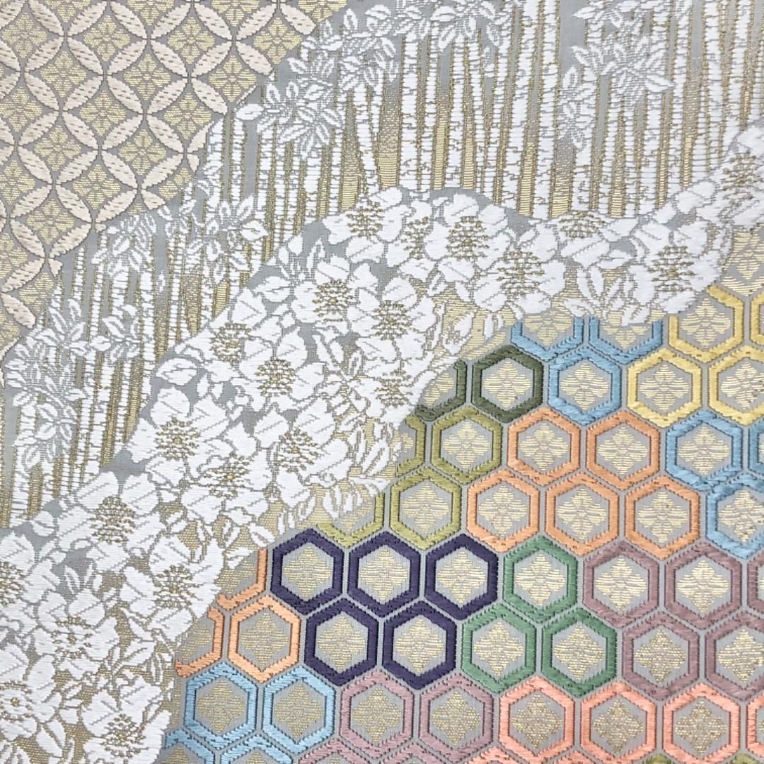 袋帯 唐織 花模様 花亀甲 七宝繋ぎ 金糸 白鼠色 O-5785 - メルカリ