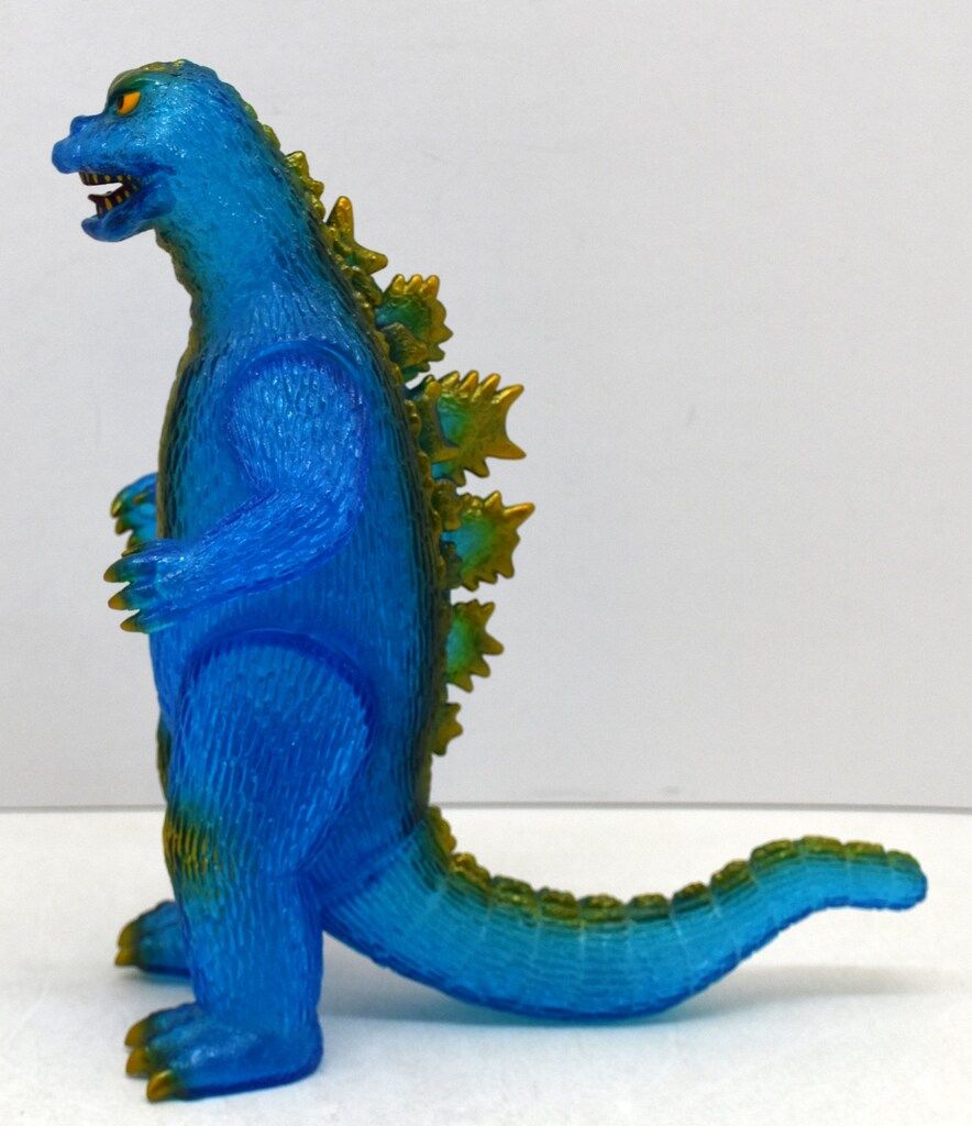 ギガフレイン 大戦争ゴジラ(クリアブルー成型/金塗装/黒黄色目) - メルカリ