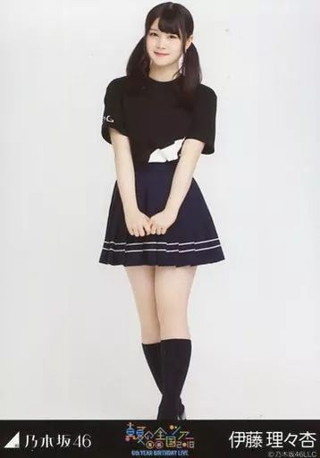 中古】生写真(乃木坂46) 伊藤理々杏/全身(見切れ)・6thBDライブTシャツ