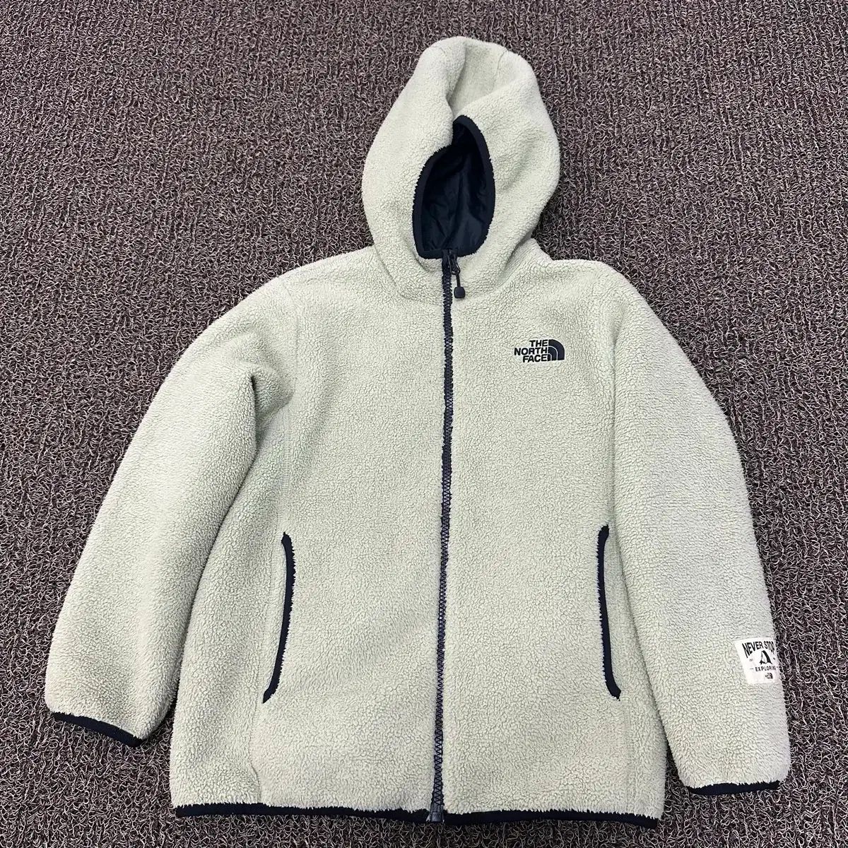 ノースフェイス　フリースリバーシブルジャケット　140　☆新品タグ付☆ THE NORTH FACE 新品タグ付 ノースフェイス リバーシブル 茶 Lサイズ