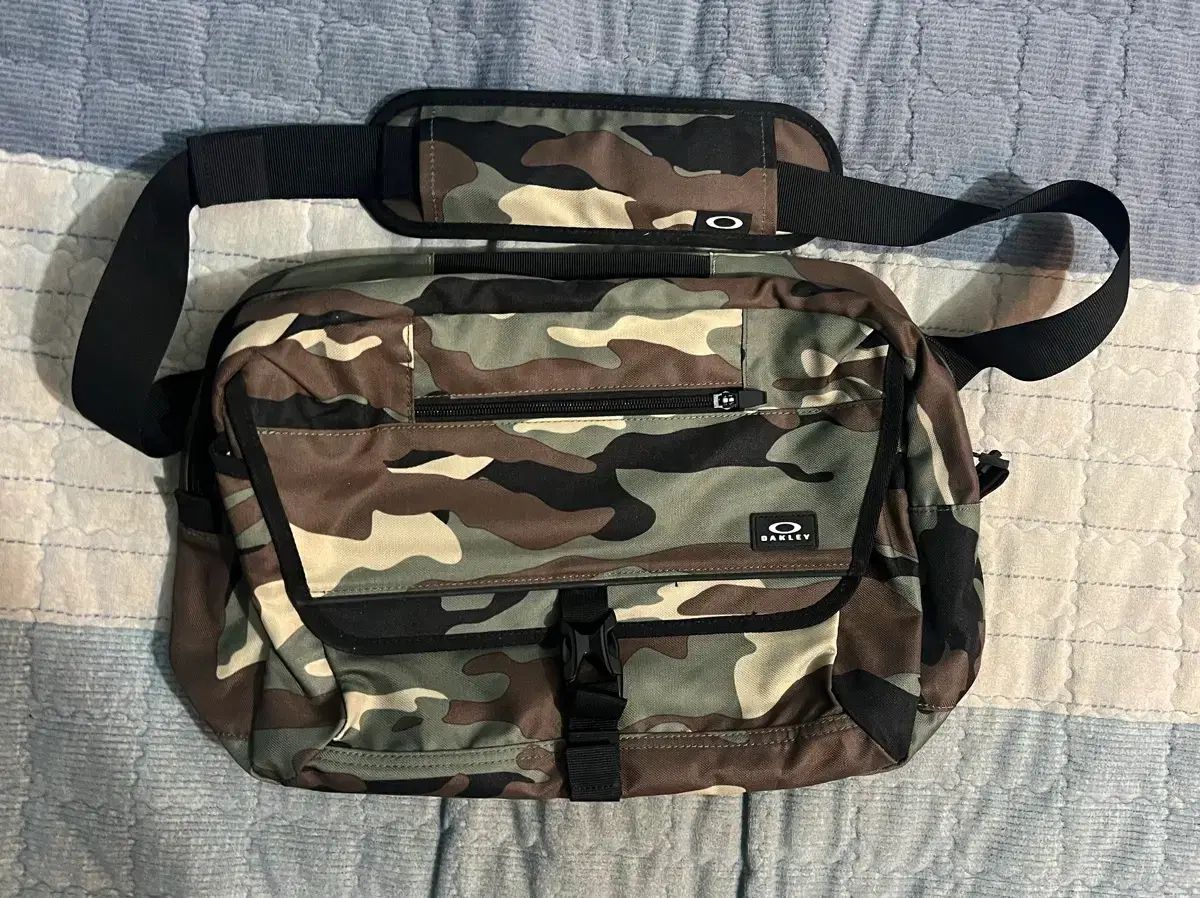オークリー カモフラージュ メッセンジャーバッグ
