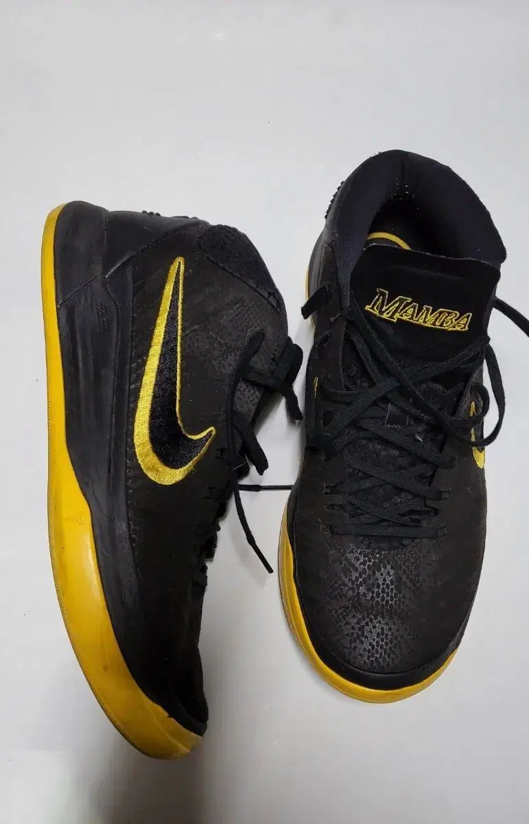 ナイキ コービー マンバ バスケシューズ セール ブラック/イェロー