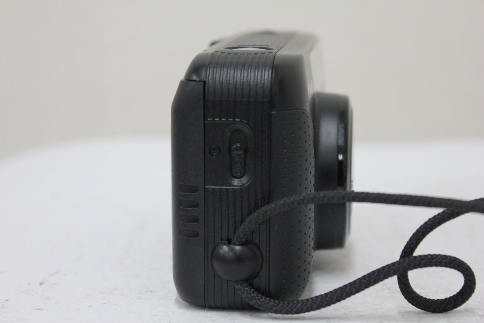 コンパクトカメラ e