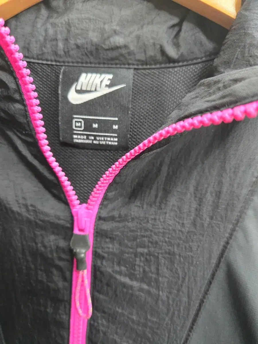 000313)ナイキ ブラック ウィンドブレーカー ピンク ジッパー M - メルカリ