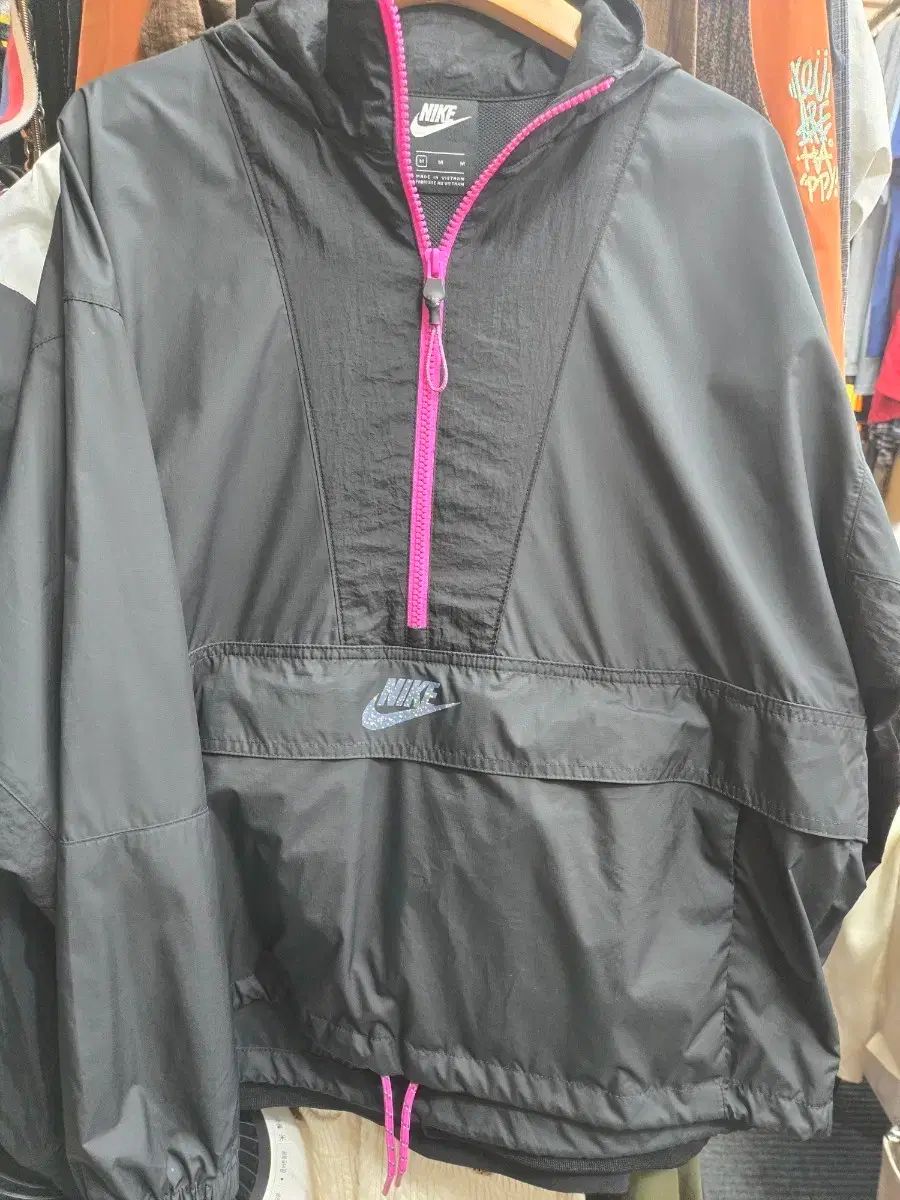 000313)ナイキ ブラック ウィンドブレーカー ピンク ジッパー M - メルカリ